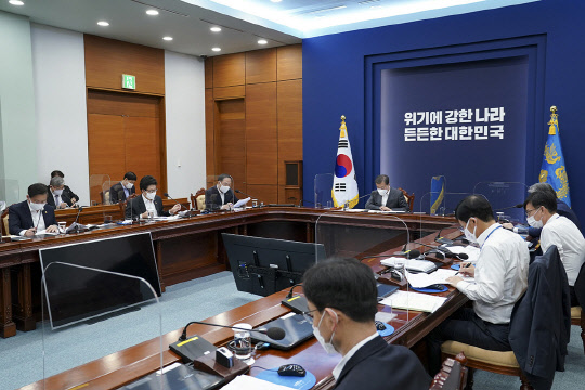 문재인 대통령이 11일 청와대 참모진과 장관들로부터 '2050 저탄소발전 전략' 관련 보고를 받는 모습. 청와대 제공.